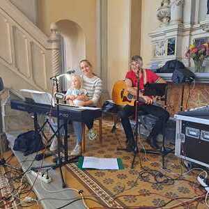 Die Band gemeinsam mit dem Kinderchor kunterbunt